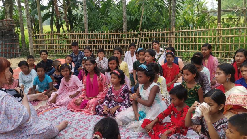 Mayer Tori teaching folk songs to northern children_dc83.jpg
