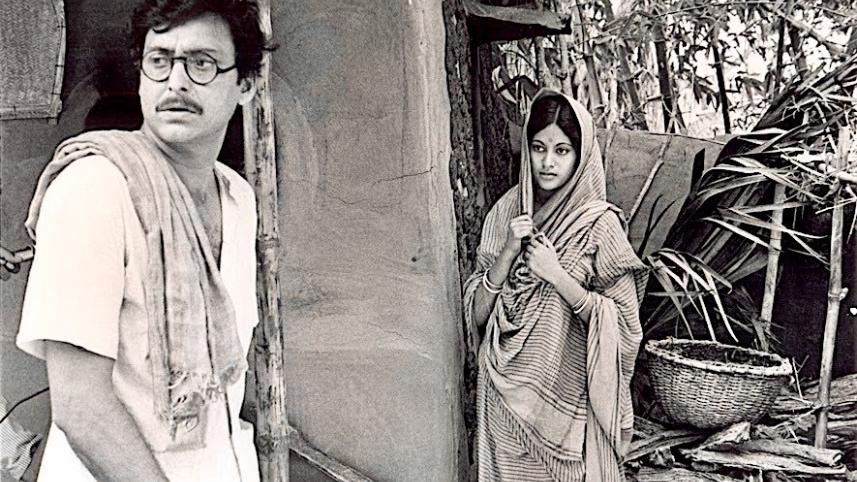 soumitra_chatterjee_and_babita_in_ashani_sanket.jpg