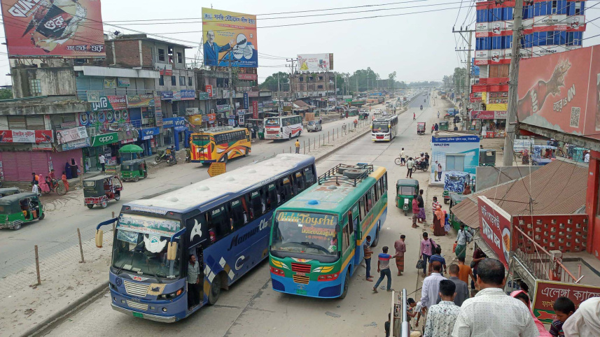 bus_plying_on_dhaka-tangail_highway.jpg