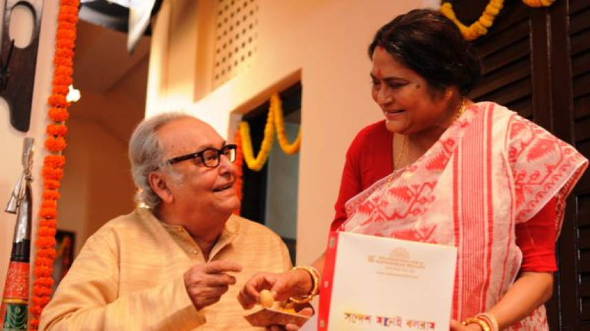 swatilekha_sengupta_and_soumitra_chatterjee_in_bela_sheshe.jpg