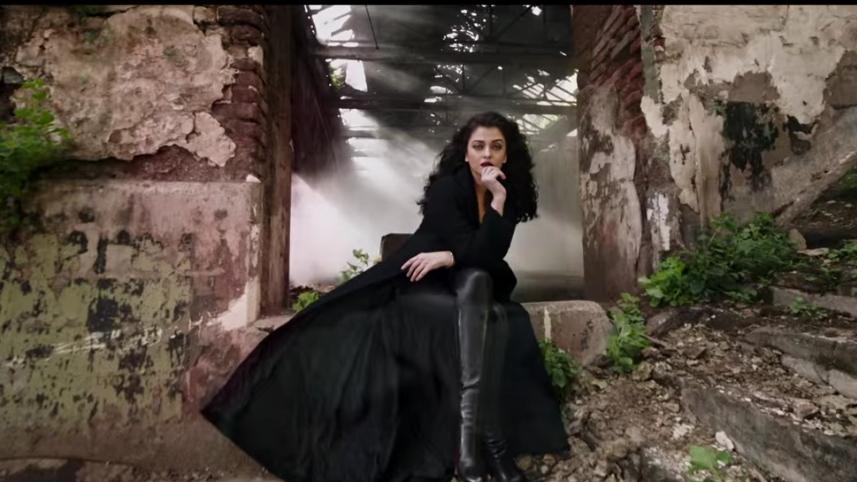 Aishwarya Jazbaa Song 4.jpg