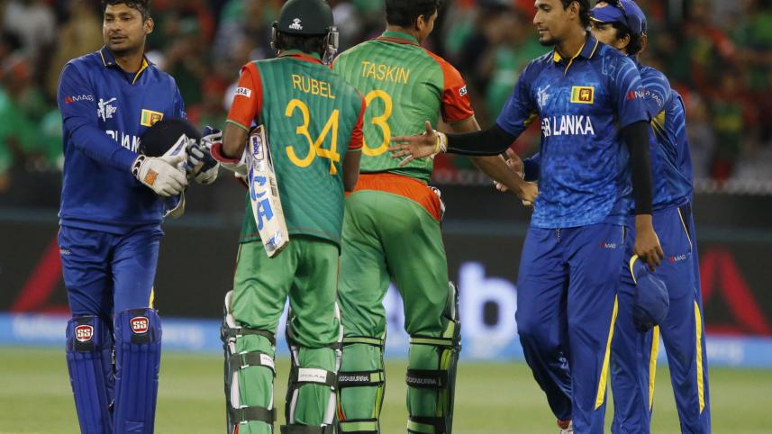 Bangladesh batsmen Rubel Hossain and Taskin Ahmed shake hands