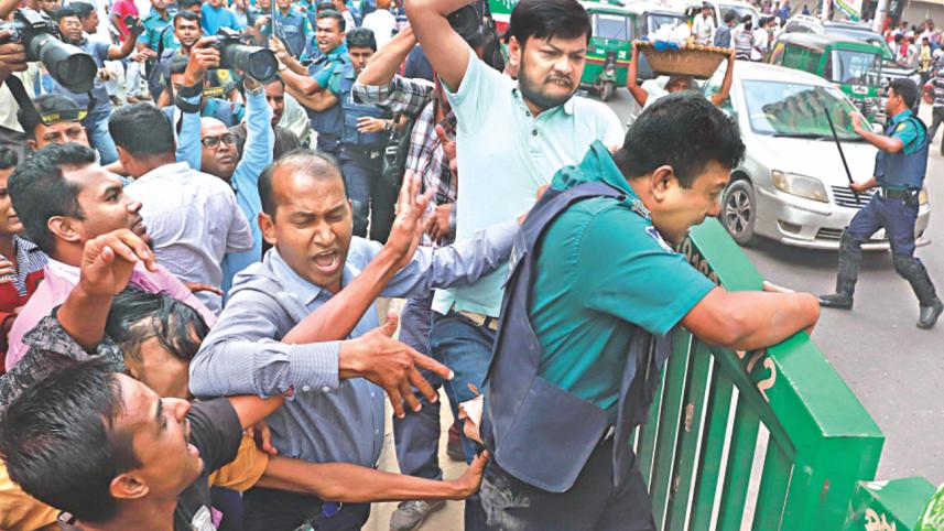 BNP men clash with police at Naya Paltan, Dhaka