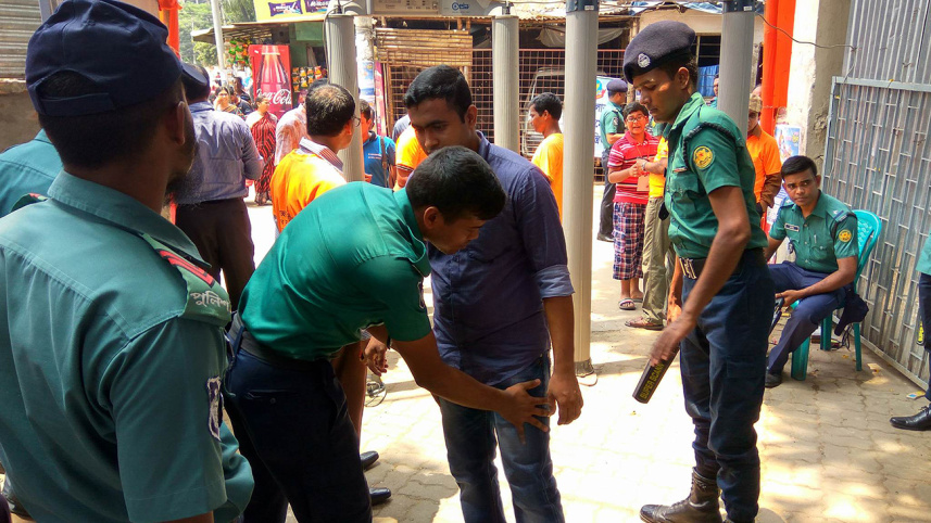 Janmashtami, Dhakeshwari Temple, Dhaka, Bangladesh, police check post