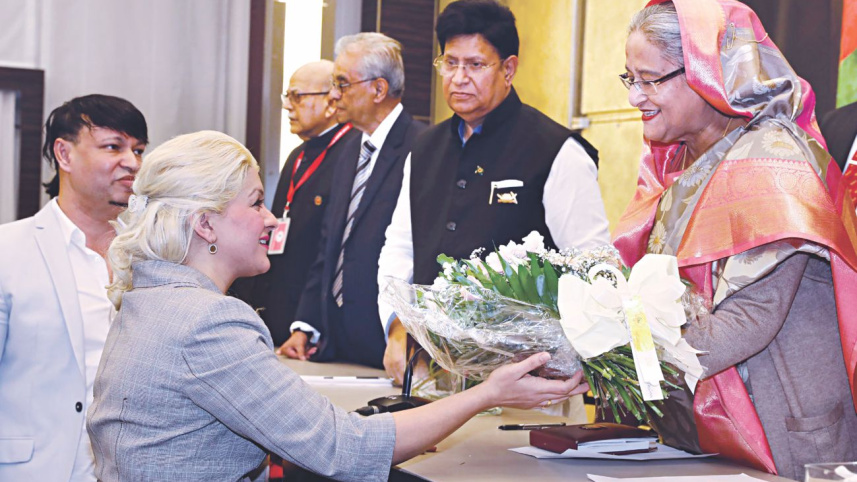 german_red_cross_greets_hasina.jpg