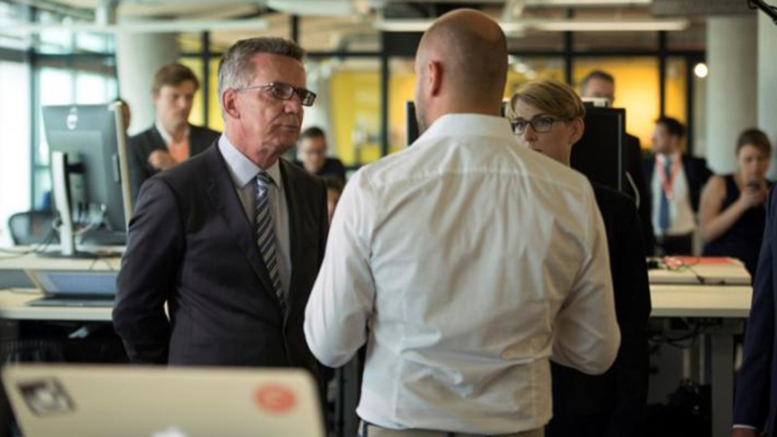 German government,want,German,Interior Minister,Thomas de Maiziere,visit,Facebook,thwart,racist,comments