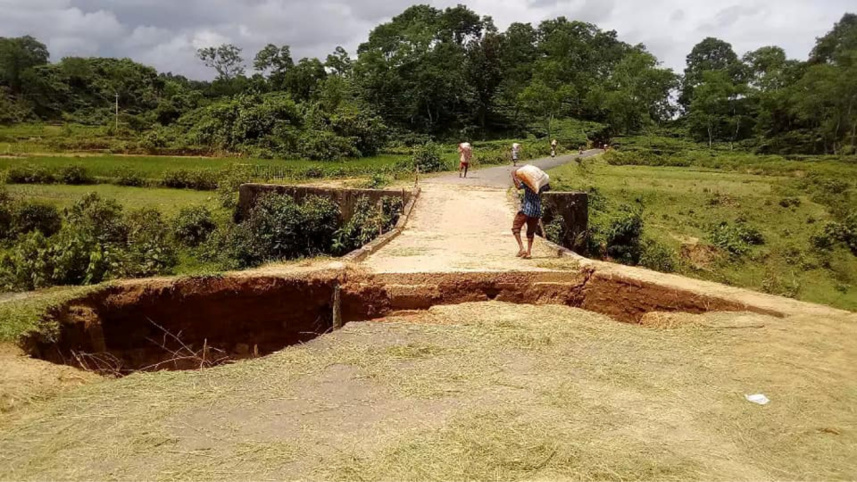 huge_hole_kulaura_road_2.jpg