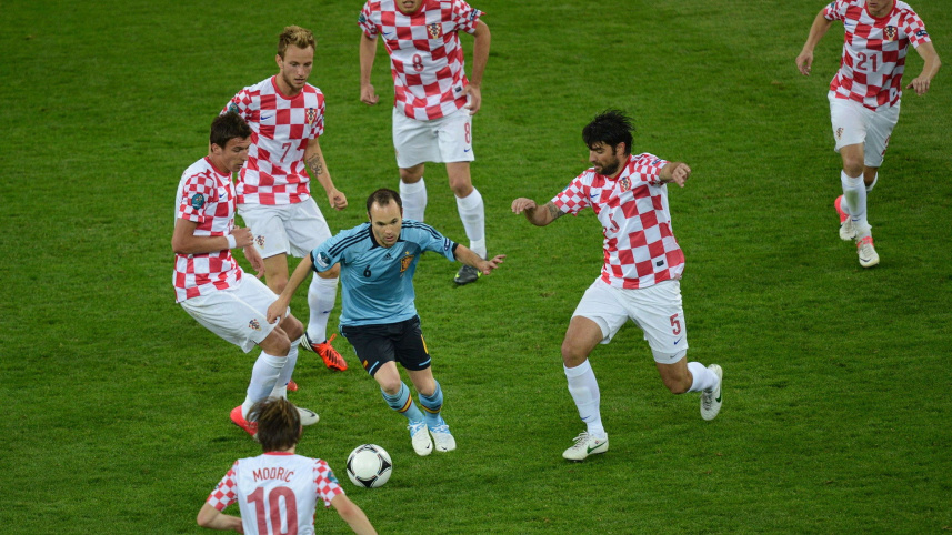 iniesta_surrounded.jpg