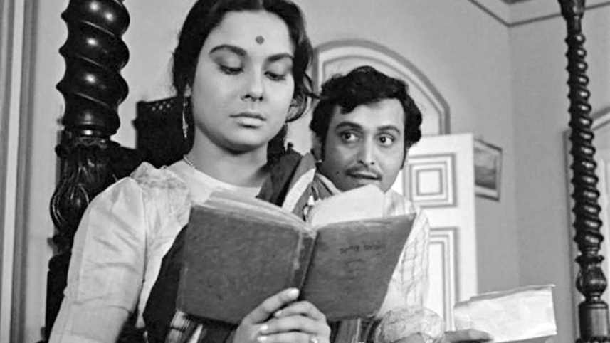 madhabi_mukherjee_and_soumitra_chatterjee_in_charulata.jpg