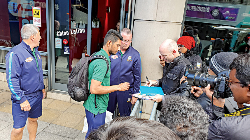 Mahmudullah Riyad giving autograph to fan druing ICC Cricket World Cup 2019