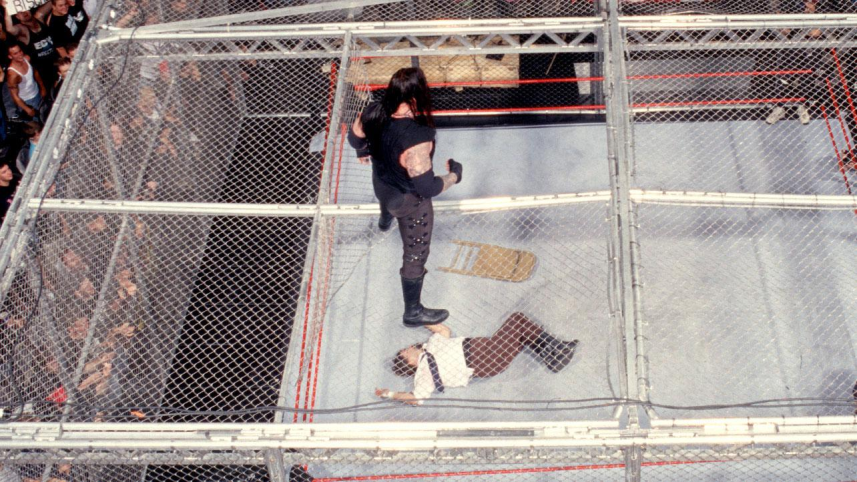 mankind_vs_the_undertaker_hell_in_a_cell_match_king_of_the_ring_1998_20.png