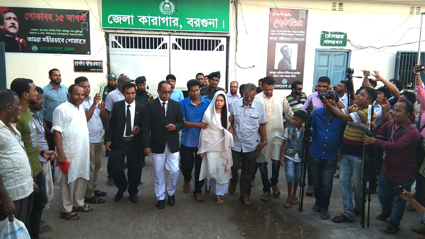 Minni walks out of jail