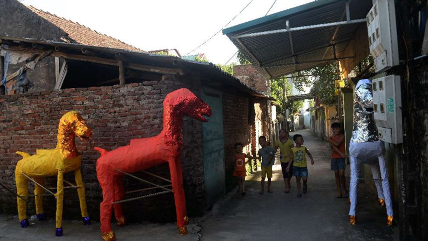 Vietnamese, Vietnam, paper offerings, tradition, off beat, furnish ancestors 