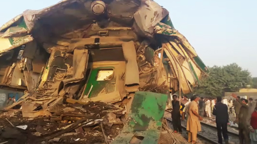 pak-train-crash-2-web.jpg