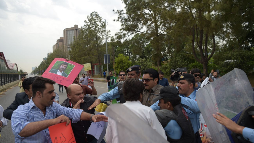 pakistani_police_stop_journalists.jpg