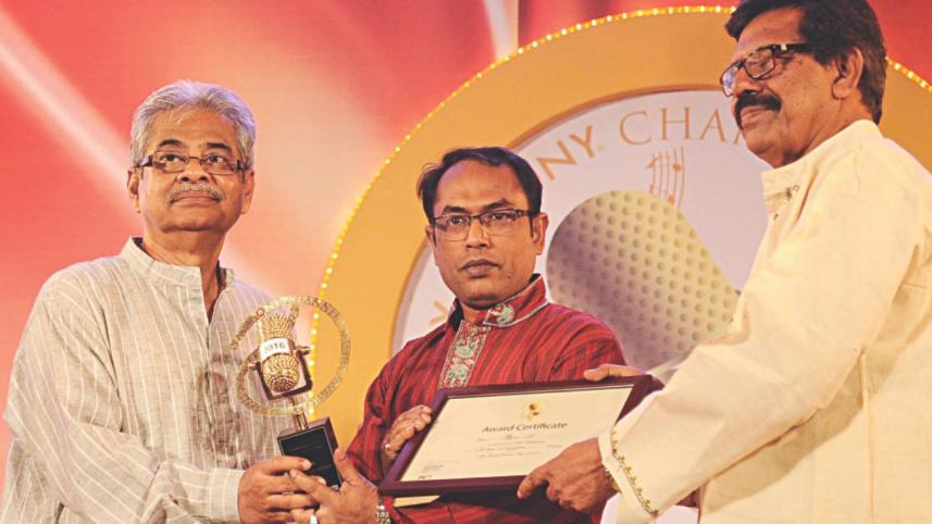 Rafiquzzaman Handing Crest to Gazi Mazharul Anwar.