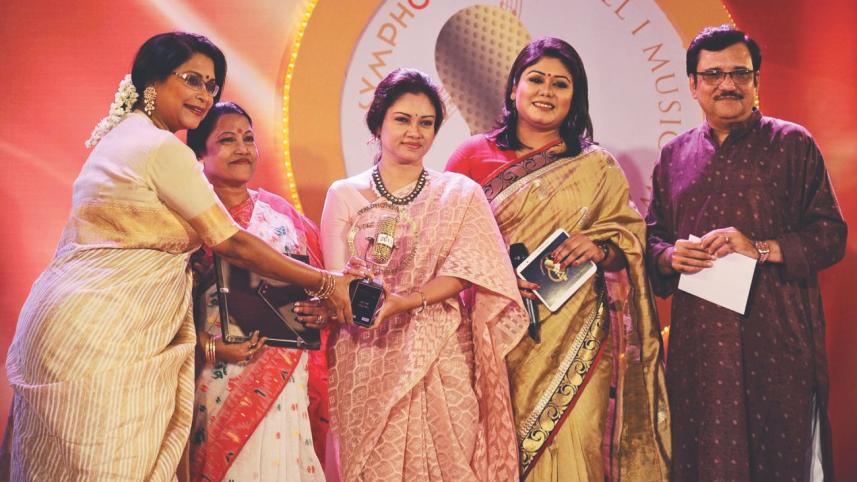 Rezwana Chy Bannya Awarding Aditi Mohsin.