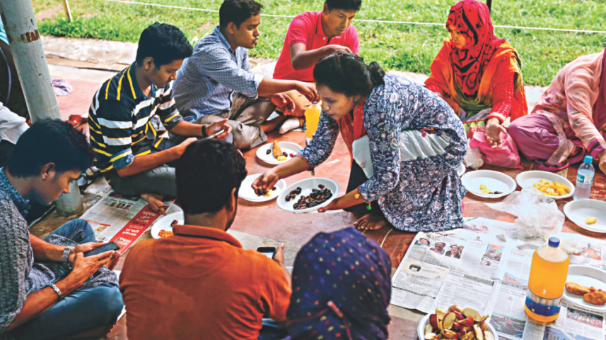 students_organise_iftar_2.jpg