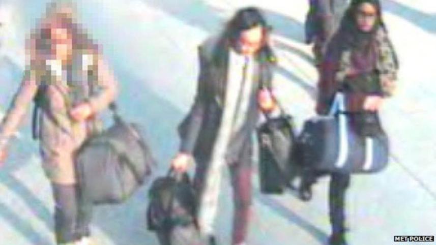 Three young ladies on way to IS-2.jpg