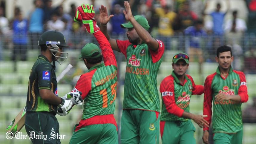 Nasir gets the first wicket