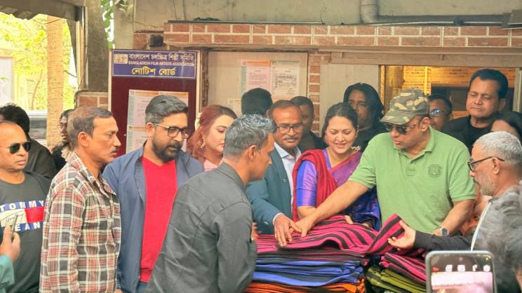 Artistes distribute blankets among fellow artistes at FDC