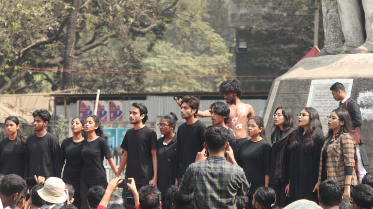 DU stages street play to honour language martyrs