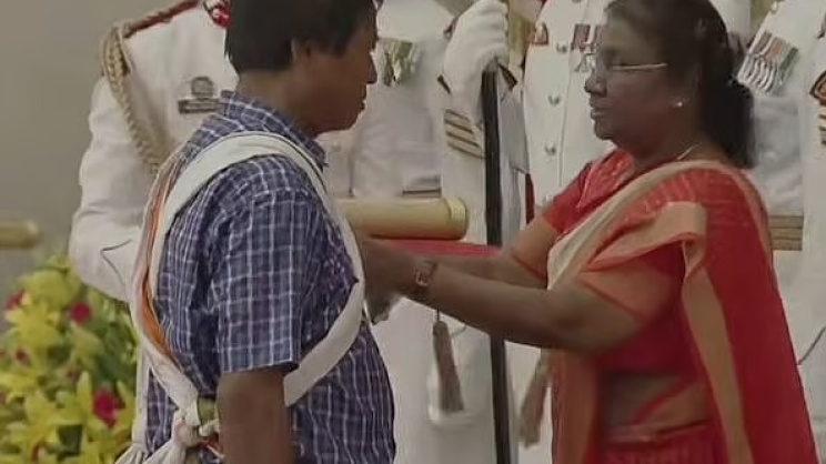  Runa Laila’s song inspires endangered Indian tribe to create its own alphabet