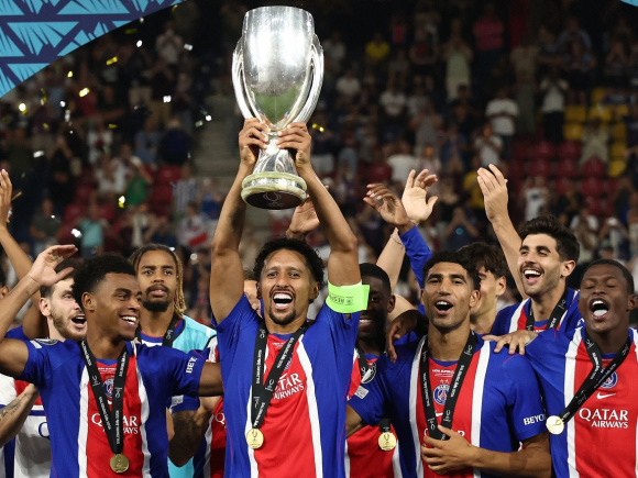 AFP__20260812__C4J66UA__v2__MidRes__FblEurSupercupPsgAstonVillaTrophy.jpg