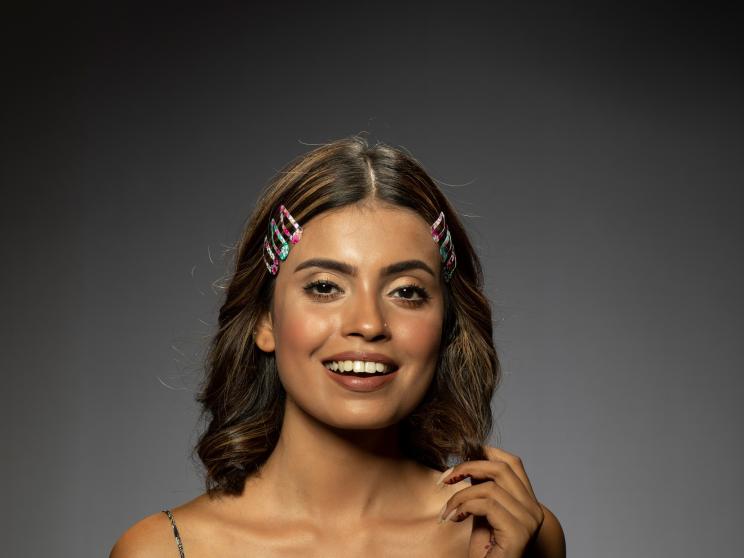 Turn heads with trendy hair clips this summer!