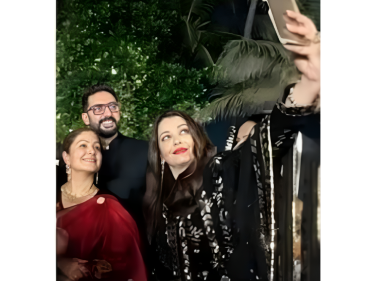 Aishwarya and Abhishek take selfies amid divorce rumours