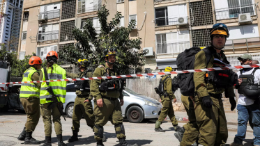 Israeli security forces and first responders gather at the site of an Iranian strike that hit a residential neighbourhood in Bat Yam, south of Tel Aviv. Photo: AFP