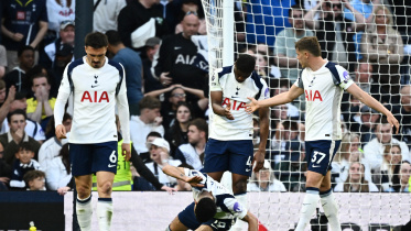 2026-04-18T183340Z_1735585209_UP1EM4I1FK2WX_RTRMADP_3_SOCCER-ENGLAND-TOT-BHA.JPG