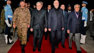 In this photo released by the Pakistan Foreign Ministry, Iran's Parliament Speaker Mohammad Bagher Ghalibaf, center right, and Iran's Foreign Minister Abbas Araghchi, center left, are greeted by Pakistan Foreign Minister Ishaq Dar, right, and Army Chief Field Marshal Gen. Asim Munir, left, upon their arrival at Nur Khan airbase in Rawalpindi, Pakistan, April 11, 2026. Photo: AFP
