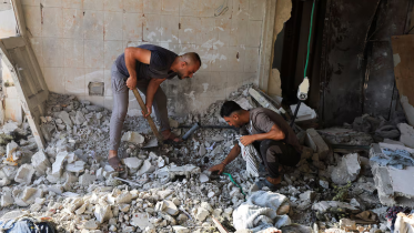 Palestinians inspect the site of an Israeli strike on a residential apartment, according to medics, in Gaza City, August 2, 2026. REUTERS.png