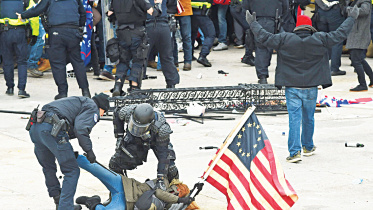 Tense-officers-pointing-guns.jpg