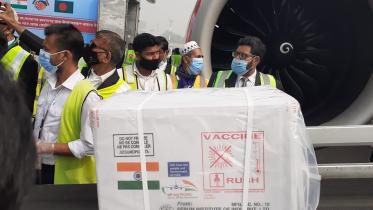 Covid-19 vaccines reach Dhaka from India