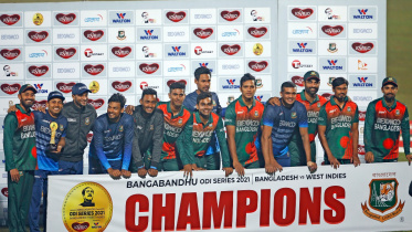 Tigers celebrate trophy.jpg