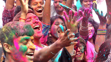 holi-3wb.jpg