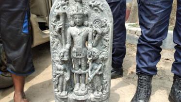Thakurgaon Pic-Touch-stone statue recovered-01.jpg