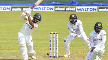 Najmul Hossain plays a shot as Sri Lanka's wicketkeeper Niroshan Dickwella (C) (1).jpg