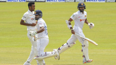 Sri Lanka's Dimuth Karunaratne (C) and Lahiru Thirimanne take a run (1) (1).jpg