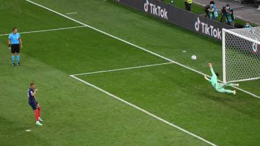 Mbappe France-Switzerland penalty miss (1).jpg