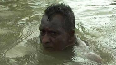 Bangladeshi Freedom Fighter Khitindra Boishya swim to set Guinness Book Swimming Record