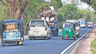 3-wheelers ply Ctg highway.jpg