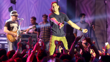 Frivolous Farhan gets Dhaka on its feet