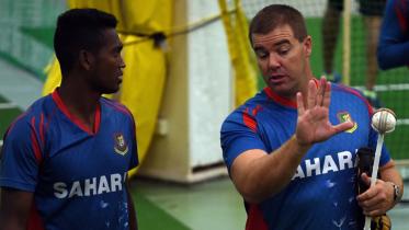 Al-Amin Hossain talks to bowling coach Heath Streak
