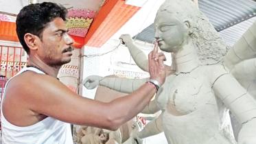 An-artisan-sculpting-a-Durga-idol.jpg