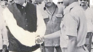 bangabandhu with shamsul alam.jpg