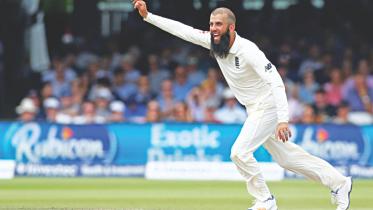 bowler Moeen Ali.jpg