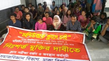 Dhaka University students protest
